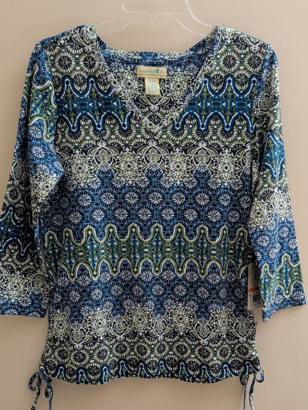 Caribbean Joe Women’s Blue & Green Geometric Print V-Neck Top Size Small NWT